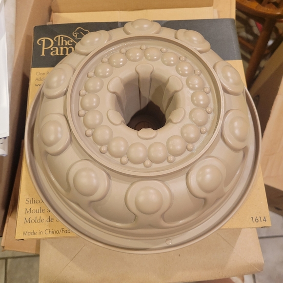 NIB pampered chef silicone cake pan - Picture 2 of 3